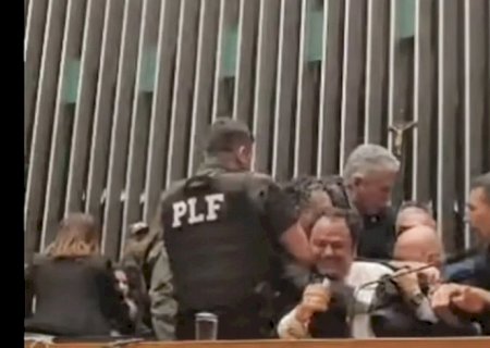 Glauber Braga é retirado à força após ocupar mesa da Câmara