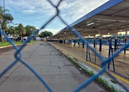 Motoristas de &ocirc;nibus param e terminais amanhecem vazios na Capital
