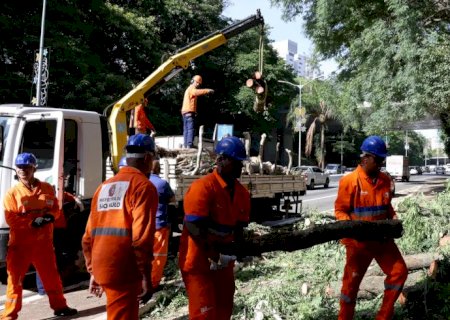 Há dois dias sem luz, moradores de São Paulo se adaptam e protestam