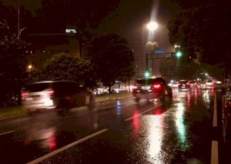 Previs&atilde;o se confirma e Campo Grande tem chuva na &uacute;ltima noite do ano