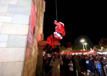 Papai Noel desce de rapel e abre Natal Encantado na Pra&ccedil;a Ant&ocirc;nio Jo&atilde;o