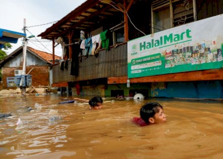 Mortes por enchentes na Ilha de Sumatra ultrapassam 900