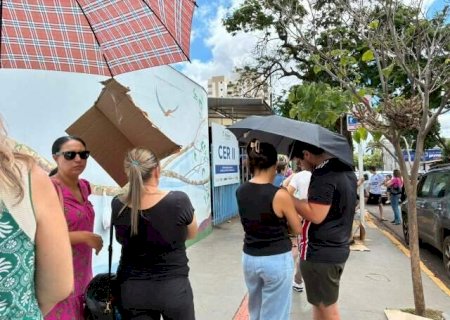 Sol e calor n&atilde;o desanimam quem espera at&eacute; uma hora para pechinchar em bazar