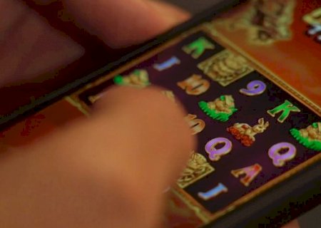 Professora pede para amigo arrumar celular e ele furta R$ 30 mil de contas