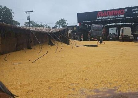 Carreta tomba em manobra e espalha 50 toneladas de milho em p&aacute;tio de oficina