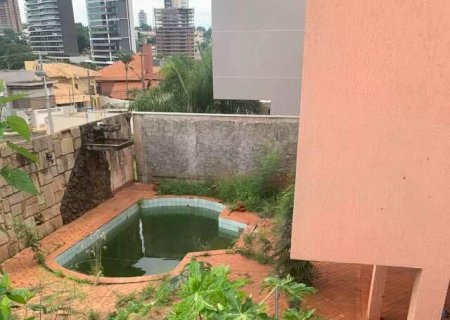 Piscina abandonada em bairro nobre acende alerta sobre focos de dengue