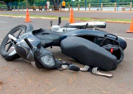 Motociclista &eacute; arrastada e fica inconsciente ao ser atingida por carro