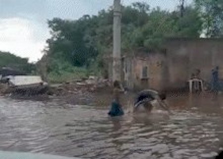 Crian&ccedil;as mergulham em rua alagada e cruzamento vira "piscina improvisada"
