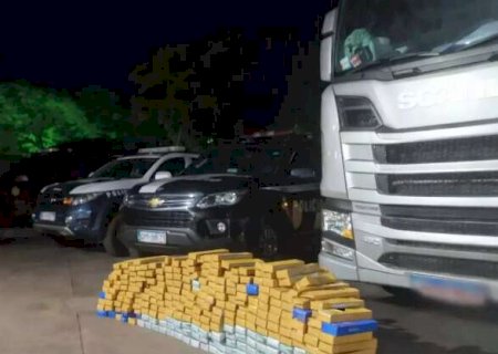 Opera&ccedil;&atilde;o integrada intercepta carreta "recheada" de maconha
