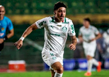 Com um jogador a mais, Palmeiras vence Portuguesa na estreia do Paulist&atilde;o