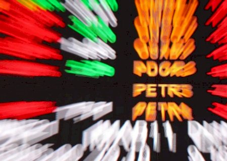 Bolsa bate recorde e fecha acima dos 166 mil pontos pela primeira vez