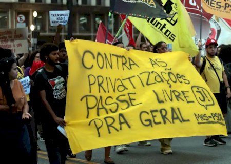 Estudantes protestam contra aumento da tarifa de ônibus em São Paulo