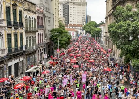 Bloco da Lexa atrai foliões para o circuito Preta Gil no centro do Rio
