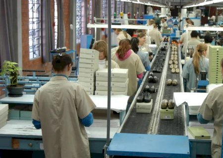 Faturamento da indústria sobe, mas emprego cai pelo terceiro mês