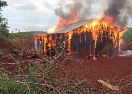 Comunidade denuncia invas&atilde;o armada e inc&ecirc;ndio de casas na fronteira