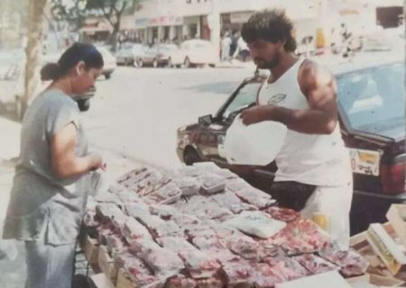 Mesmo com piadas, "Jo&atilde;o Laranjeiro" resiste h&aacute; 52 anos vendendo fruta