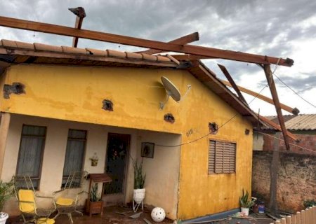 Bataypor&atilde; decreta emerg&ecirc;ncia ap&oacute;s vento forte destelhar casas e pr&eacute;dio p&uacute;blico