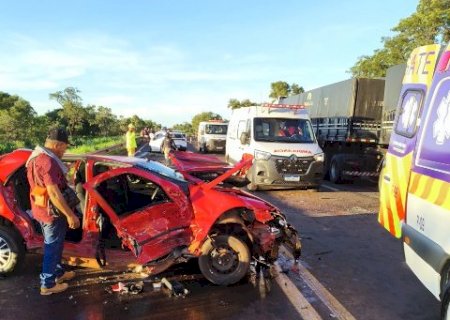 Colis&atilde;o com carreta deixa uma morte e oito feridos na BR-163