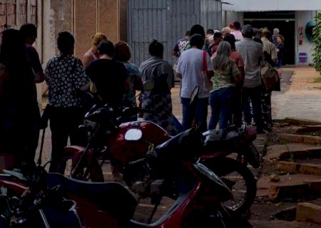 Pacientes enfrentam longa fila de madrugada para marcar exames no HU
