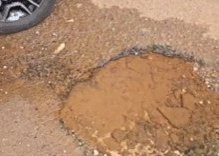 Moradores denunciam vazamento de &aacute;gua pot&aacute;vel que persiste h&aacute; um ano na Capital