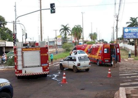 Colis&atilde;o entre Uno e Ecosport provoca capotagem na Manoel da Costa Lima