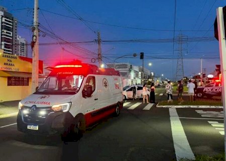 Colis&atilde;o entre ve&iacute;culos bloqueia cruzamento no bairro Tiradentes