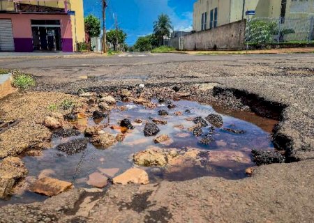 Buracos tomam conta de esquina e colocam motoristas em risco no Rita Vieira