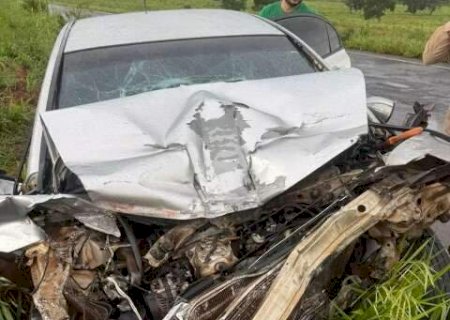 Crian&ccedil;a fica gravemente ferida ap&oacute;s carro bater em caminh&atilde;o bitrem na rodovia