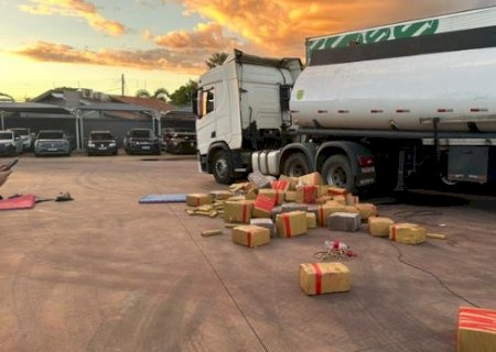 Motorista &eacute; preso transportando oito toneladas de drogas, arma e muni&ccedil;&otilde;es