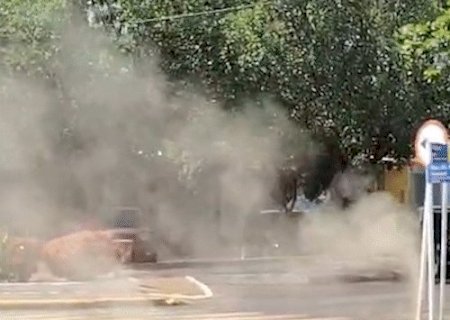 Vazamento da MSG&aacute;s interdita trecho de avenida movimentada