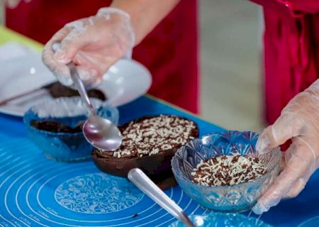 Prefeitura leva aos bairros curso para produ&ccedil;&atilde;o de ovos de P&aacute;scoa