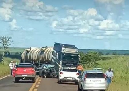 Colis&atilde;o frontal entre Onix e carreta mata motorista na MS-040