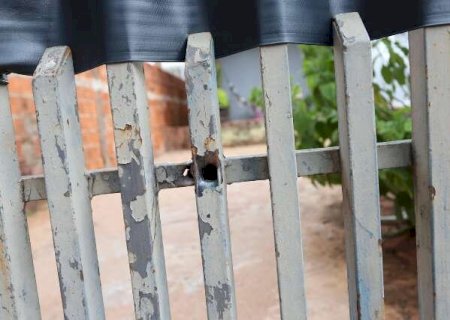 Muro e port&atilde;o s&atilde;o atingidos por tiros ap&oacute;s briga entre vizinhos no Z&eacute; Pereira