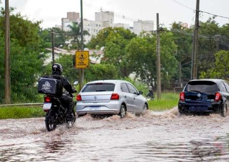 Pancada de chuva j&aacute; causa alagamento e sobrecarrega sistema de drenagem