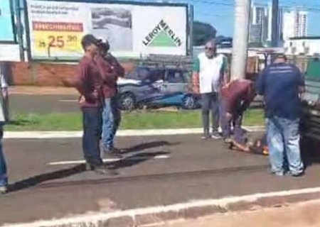Trabalhador &eacute; socorrido ap&oacute;s ser prensado por dois caminh&otilde;es