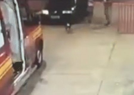 C&acirc;mera registra momento em que pais buscam socorro para beb&ecirc; engasgada