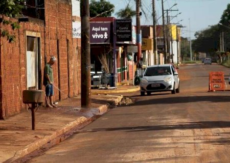 Moradores limpam barro acumulado depois da chuva forte