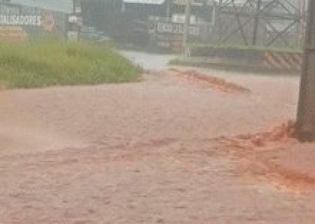 Rotat&oacute;ria da Avenida Guaicurus fica completamente alagada ap&oacute;s chuva na Capital