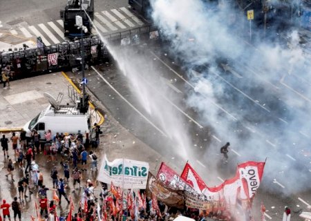 Argentina: reforma de Milei permite jornada de 12 horas e limita greve