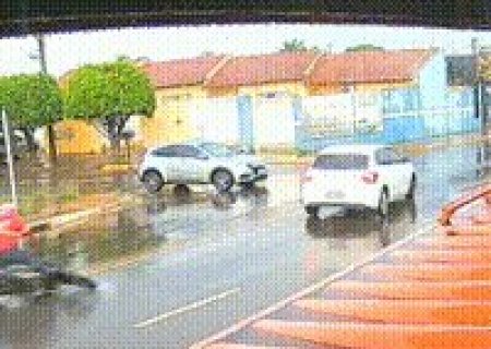 Com chuva, motociclista derrapa e &eacute; atropelado na Euler de Azevedo