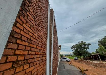 No Pres&iacute;dio Militar, muro amea&ccedil;a cair e torre tem s&oacute; jo&atilde;o-de-barro de sentinela