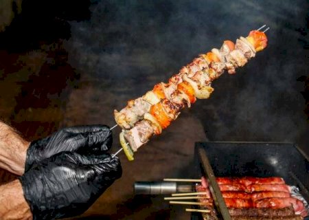 Alexander repaginou churrasco grego e criou vers&atilde;o no palito