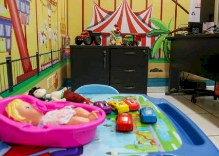 Menino tem parte do dedo amputada ap&oacute;s ficar sozinho com irm&atilde;o