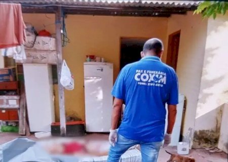 Mulher morre esfaqueada enquanto dormia; filho é o principal suspeito e marido é preso