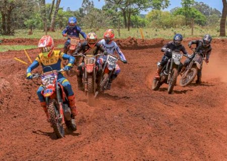 Interior sedia abertura do Estadual de Motocross e Velocross de MS