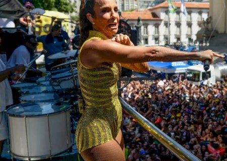 Mais de 500 mil foliões acompanham megabloco de Ivete Sangalo