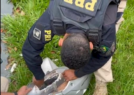 R$ 5 mil por "viagem": Homem é preso entre Itahum e Dourados com cocaína no tanque da moto
