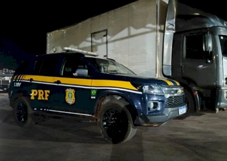 PRF intercepta dois caminhões com 19 toneladas de mercadorias irregulares na BR-262