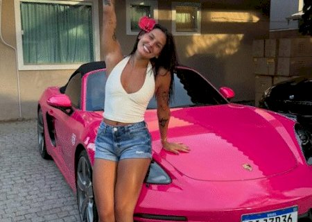 Ana Castela ostenta Porsche rosa de R$ 1,2 milh&atilde;o e f&atilde;s reagem: &ldquo;Barbie&rdquo;