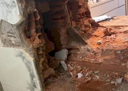 Polícia procura ladrões que abriram buraco em parede de joalheria e levaram R$ 1 milhão em joias